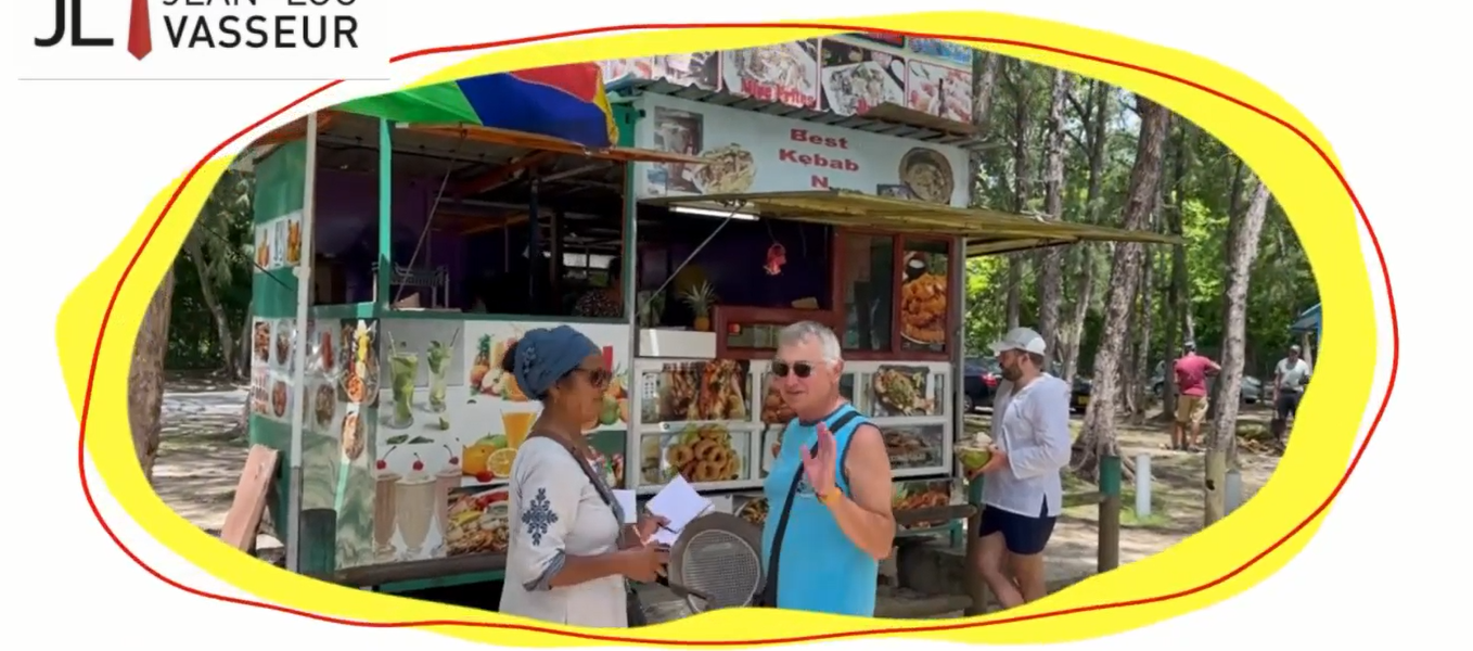 La plage de Mont Choisy et le Food Truck